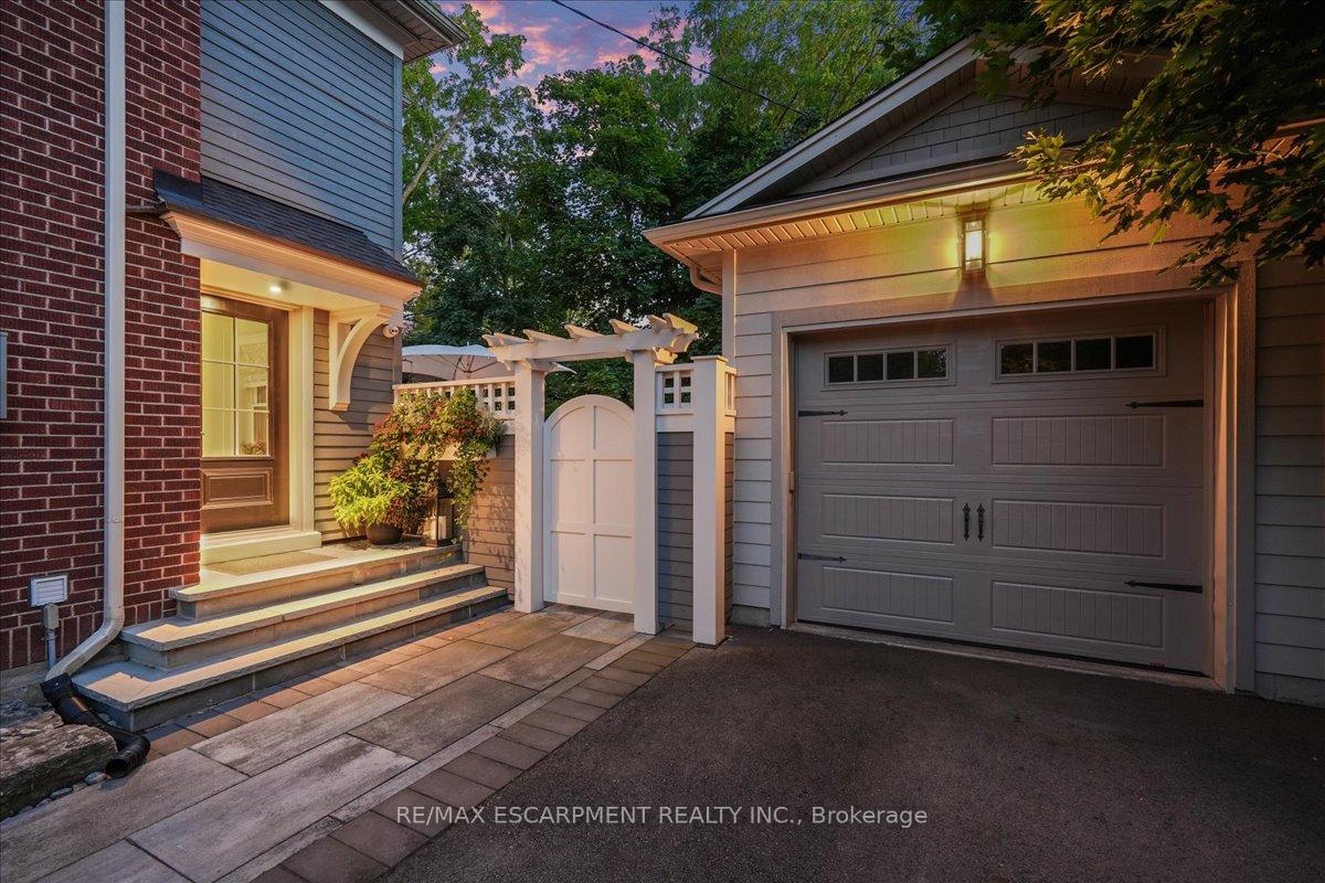 Photo 3 of 534 Emerald Street, Burlington, Brant — HOMEH