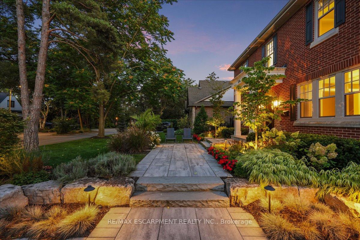 Photo 4 of 534 Emerald Street, Burlington, Brant — HOMEH