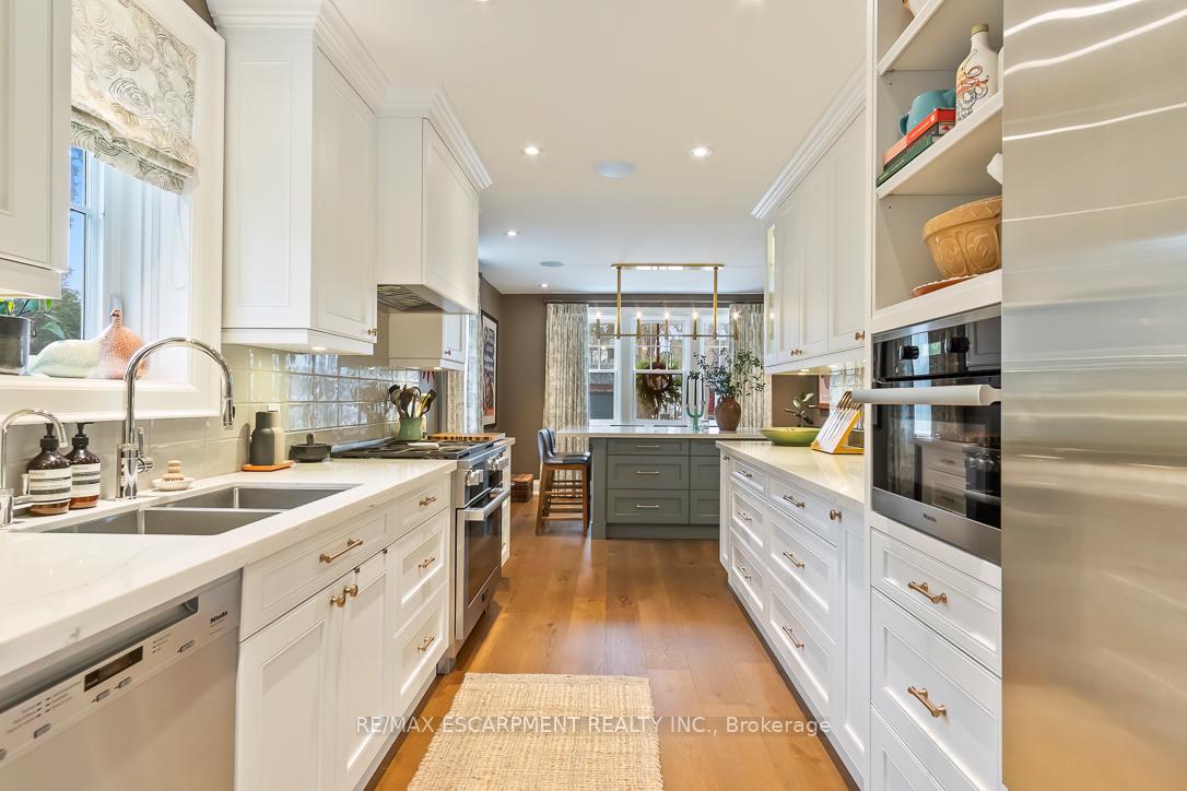 Photo 8 of 534 Emerald Street, Burlington, Brant — HOMEH