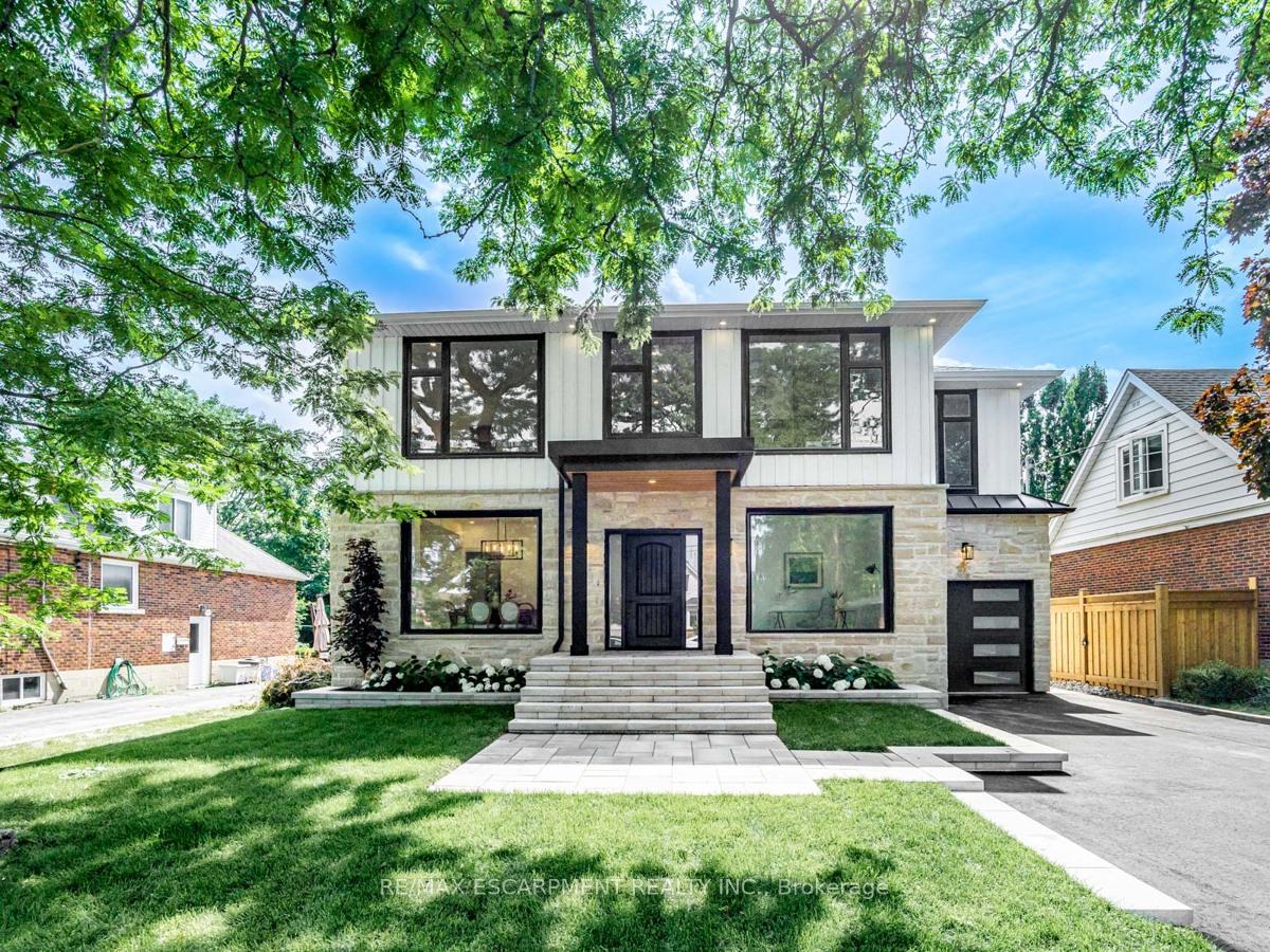 Front of 974 North Shore Boulevard W