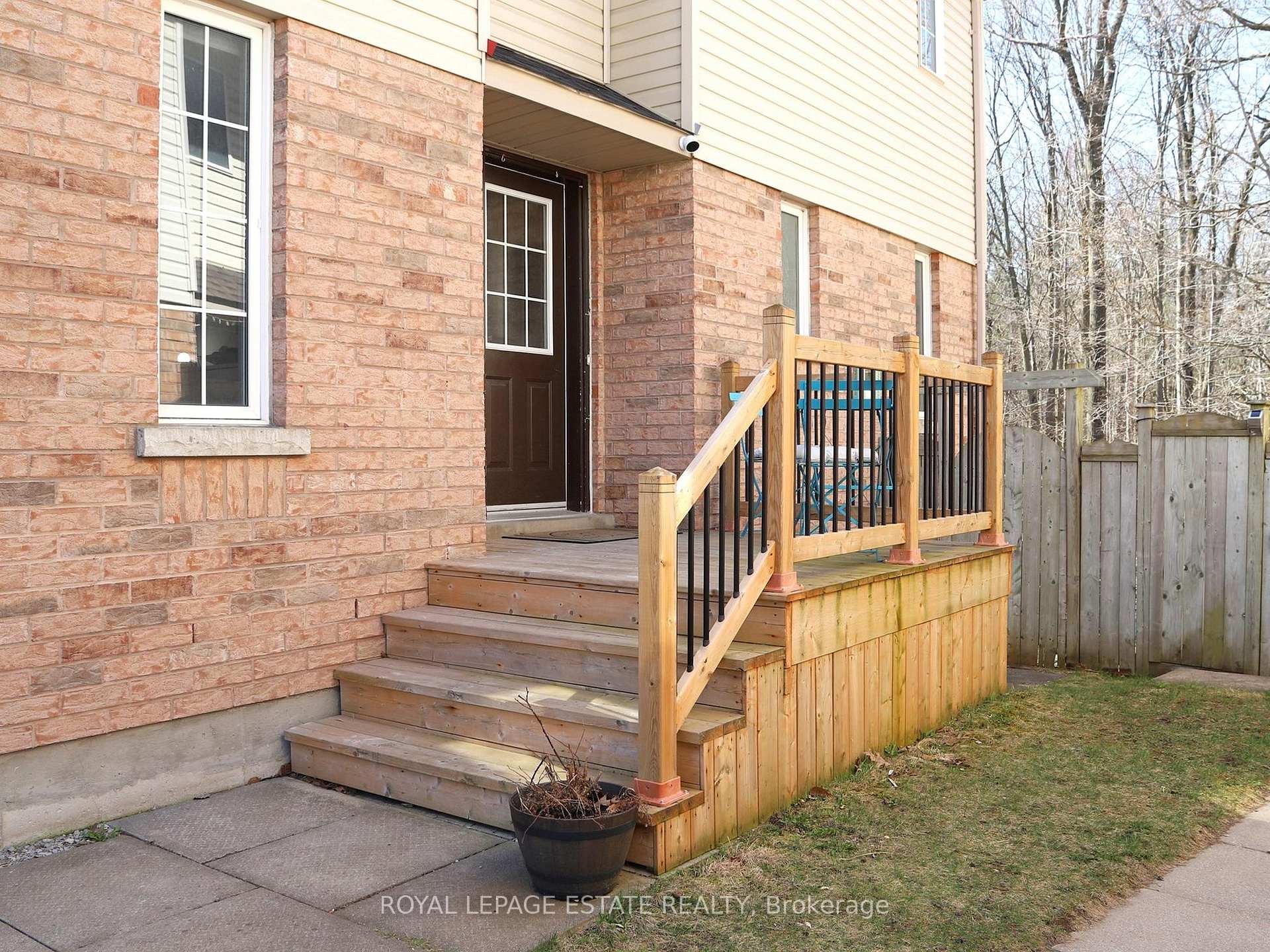 Photo 3 of 98 Hawthorne Crescent, Barrie, Ardagh — HOMEH