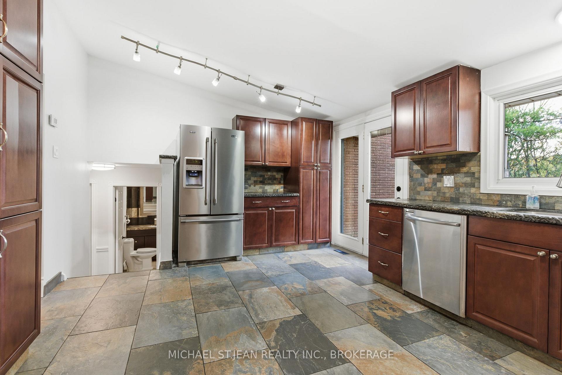 Photo 17 of 117 Little John Road, Hamilton, Dundas — HOMEH