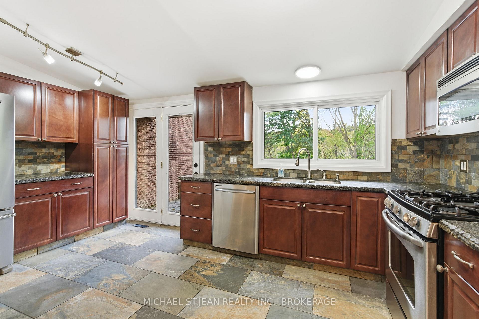 Photo 18 of 117 Little John Road, Hamilton, Dundas — HOMEH