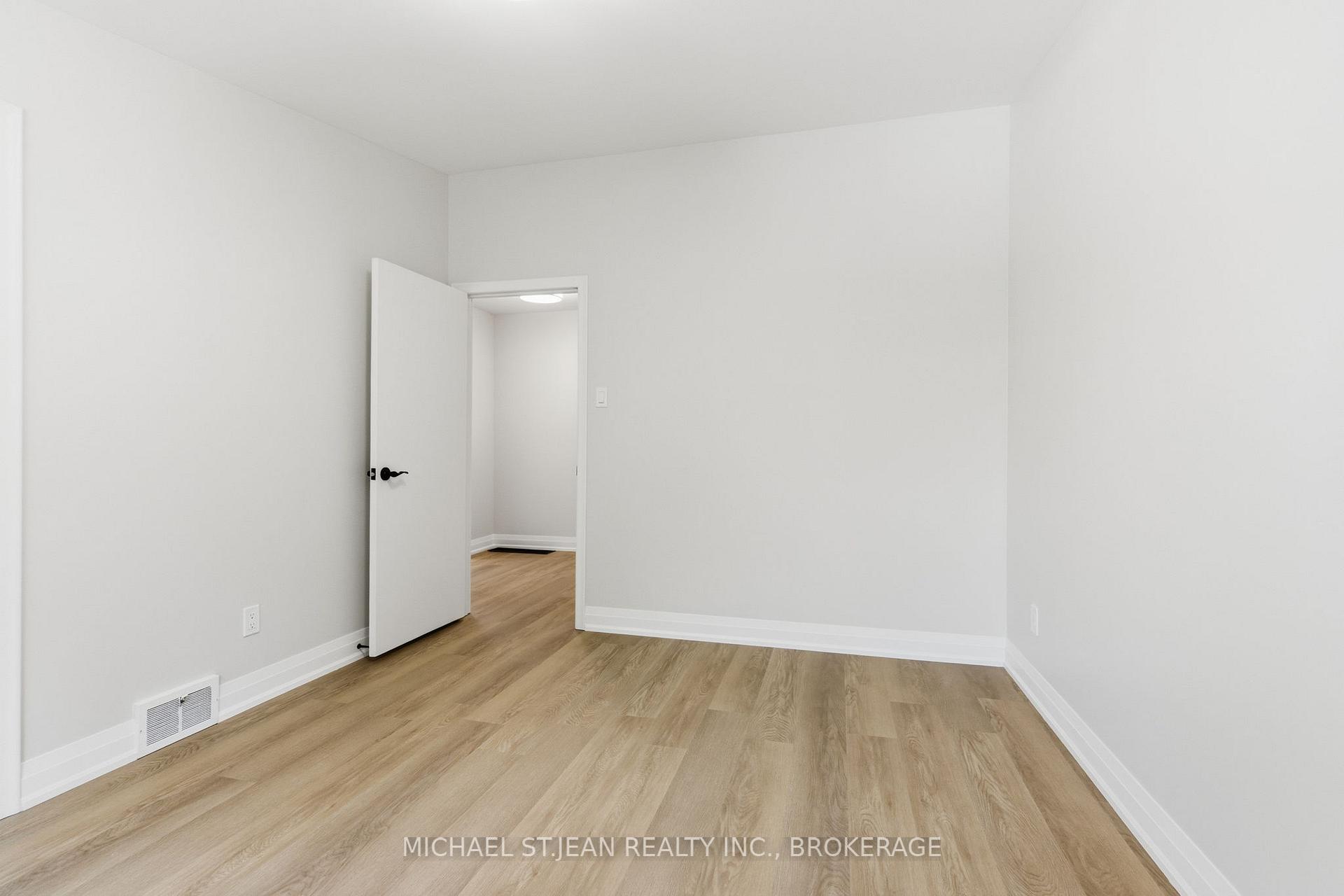 Photo 22 of 117 Little John Road, Hamilton, Dundas — HOMEH