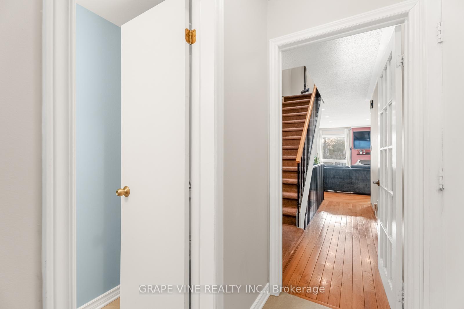 Photo 5 of 132 Pickwick Drive, Ottawa, Barrhaven - Cedargrove/Fraserdale — HOMEH