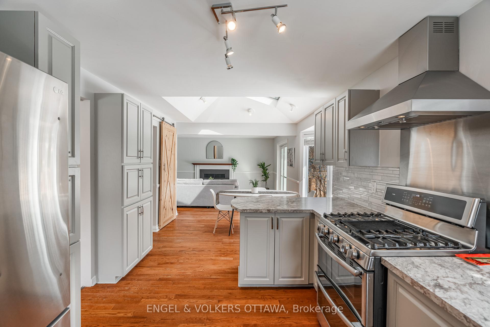 Photo 10 of 44 Chatham Gardens, Ottawa, Barrhaven - Cedargrove/Fraserdale — HOMEH