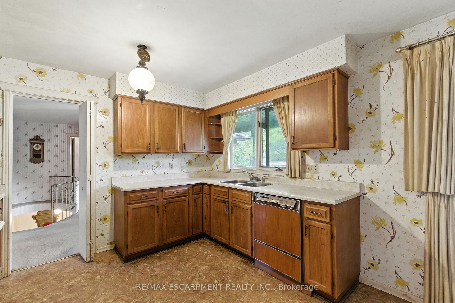Photo 9 of 55 Overdale Avenue, Hamilton, Waterdown — HOMEH