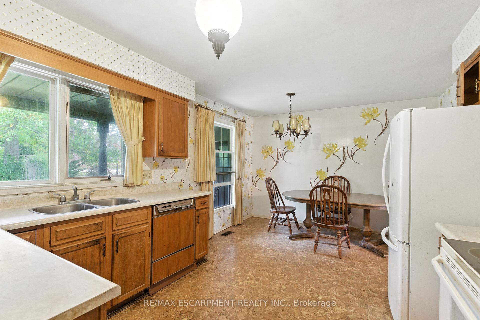 Photo 10 of 55 Overdale Avenue, Hamilton, Waterdown — HOMEH