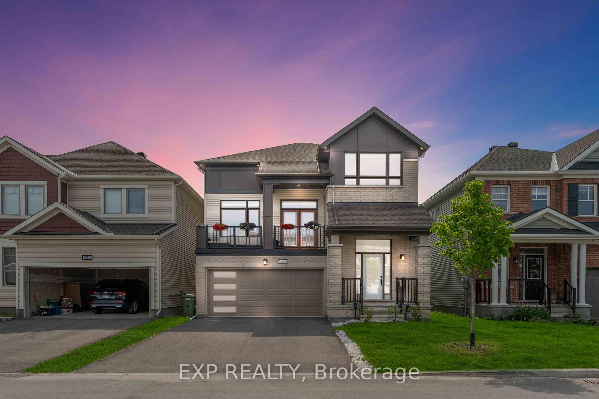 Front of 922 Nokomis Place W