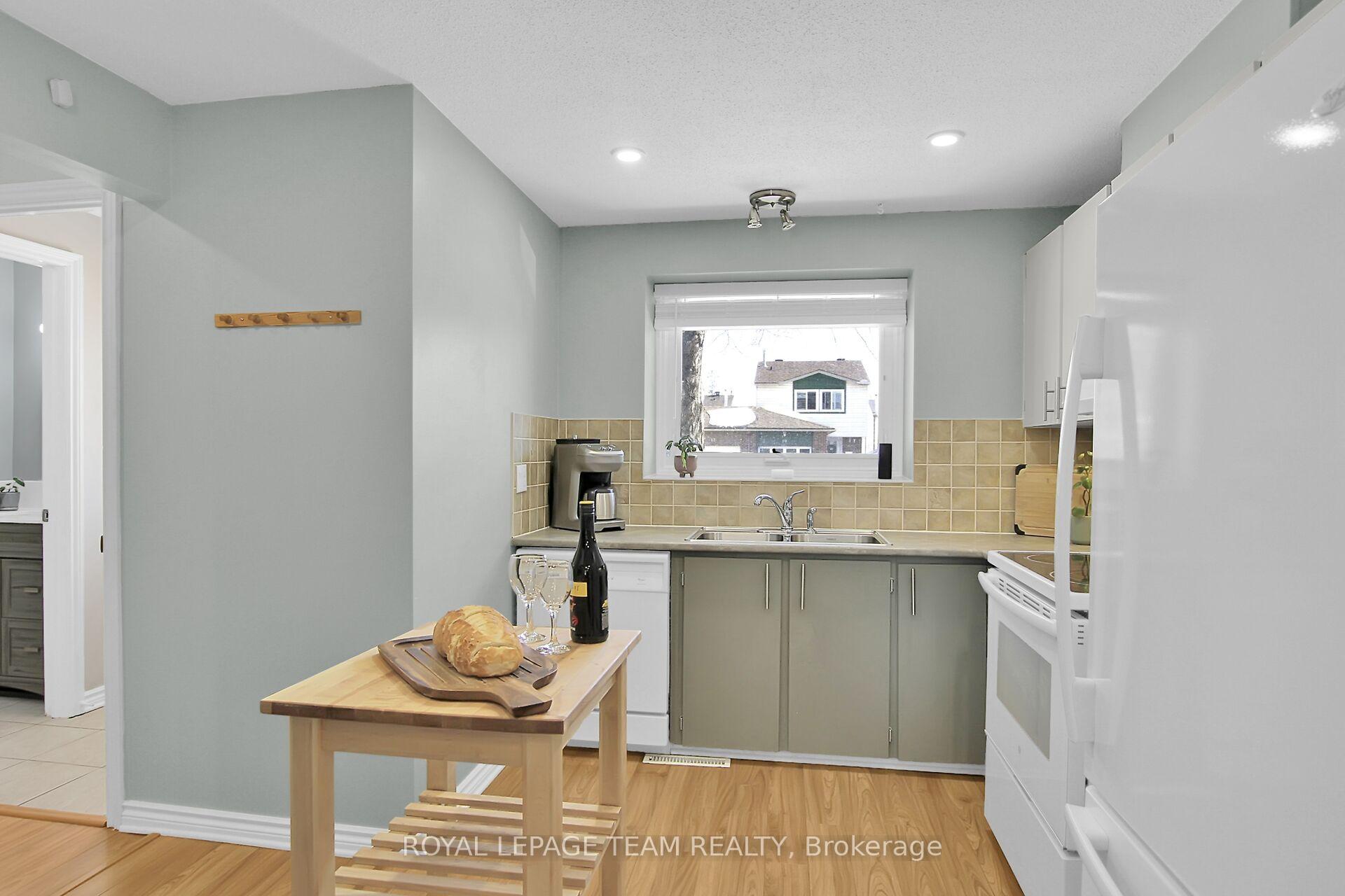 Photo 4 of 25 Whelan Drive, Ottawa, Barrhaven - Pheasant Run — HOMEH