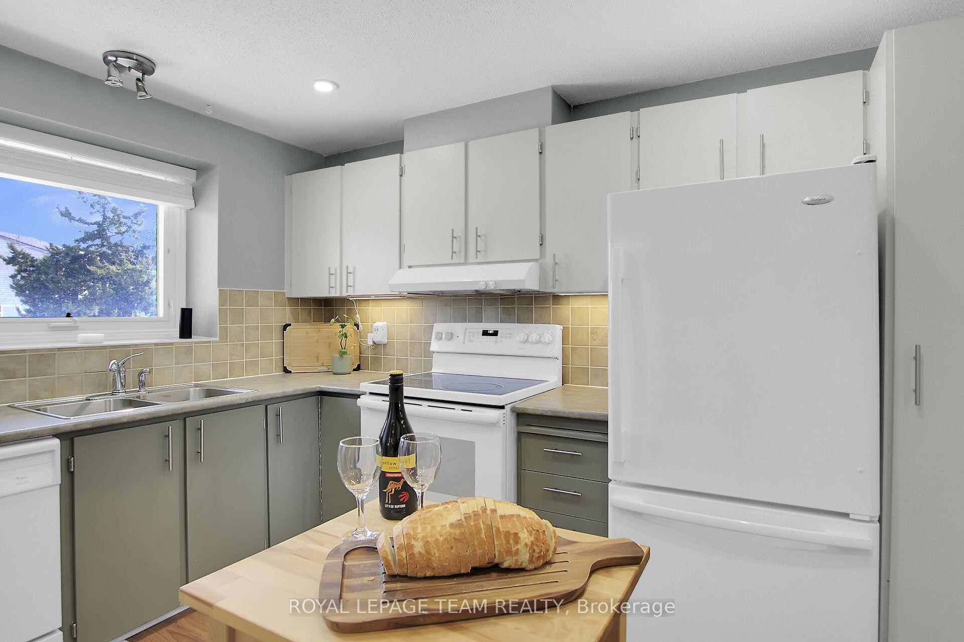 Photo 5 of 25 Whelan Drive, Ottawa, Barrhaven - Pheasant Run — HOMEH