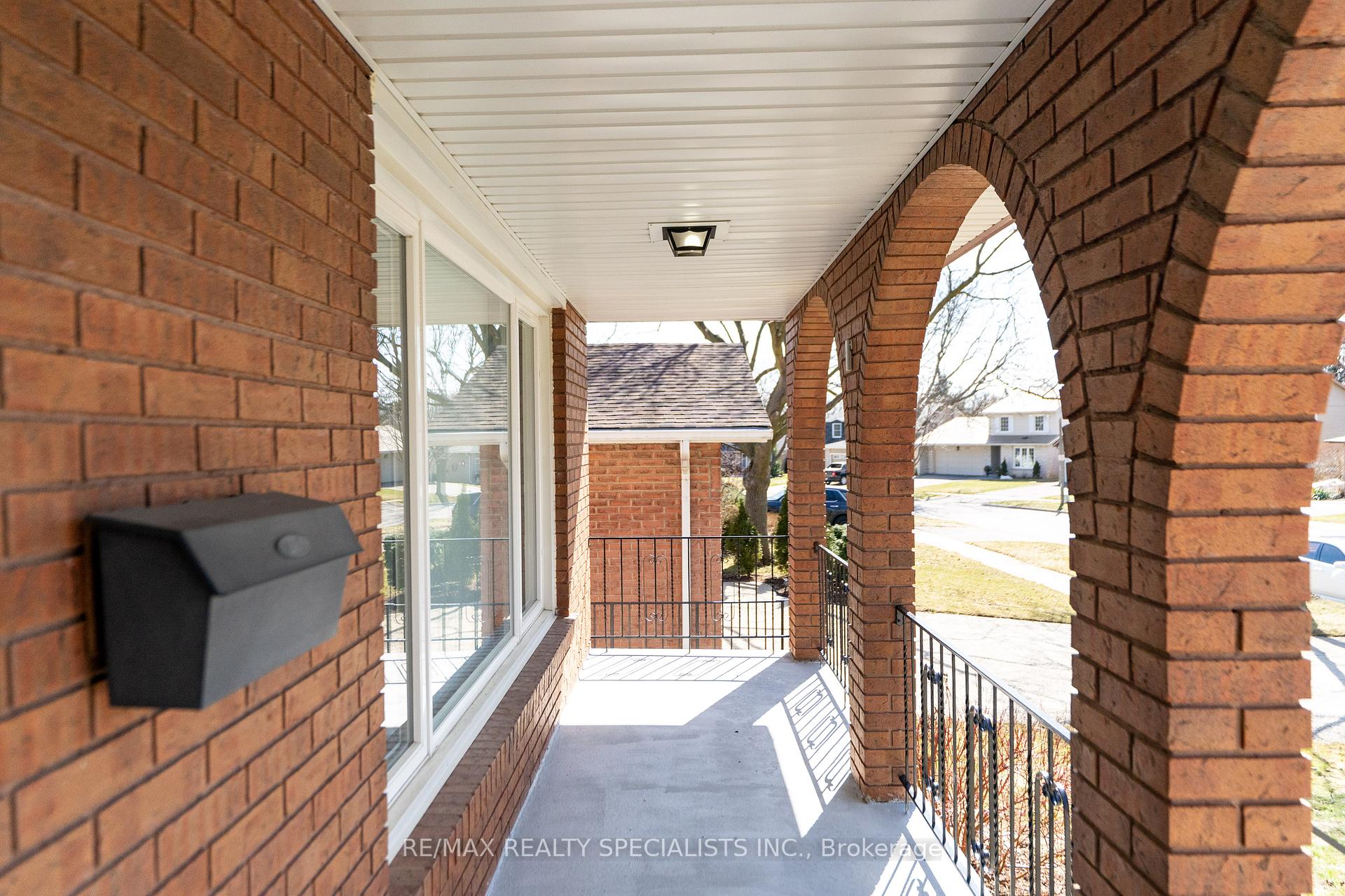Photo 4 of 2459 Sinclair Circle, Burlington, Brant Hills — HOMEH