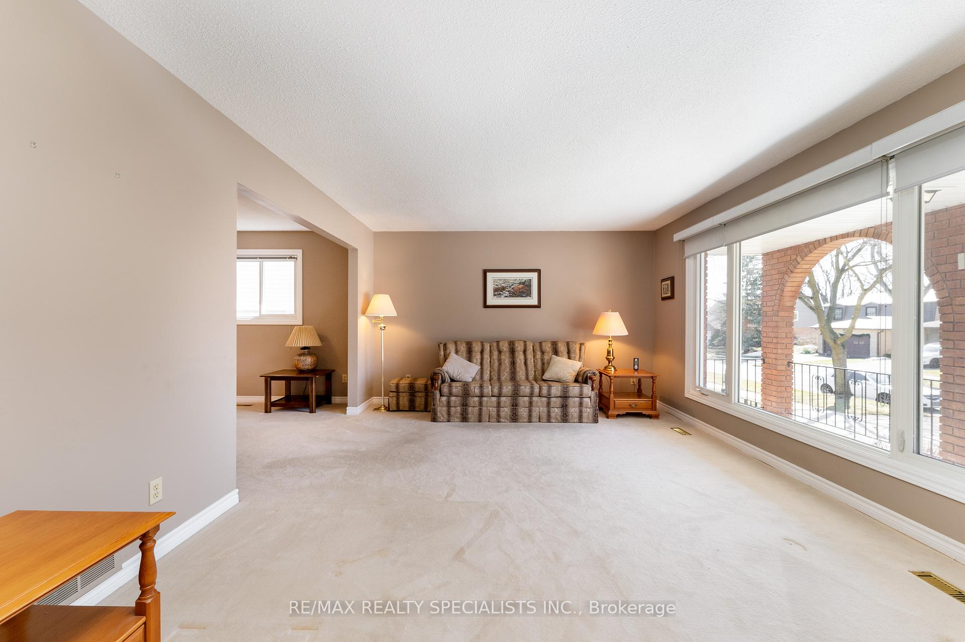 Photo 7 of 2459 Sinclair Circle, Burlington, Brant Hills — HOMEH