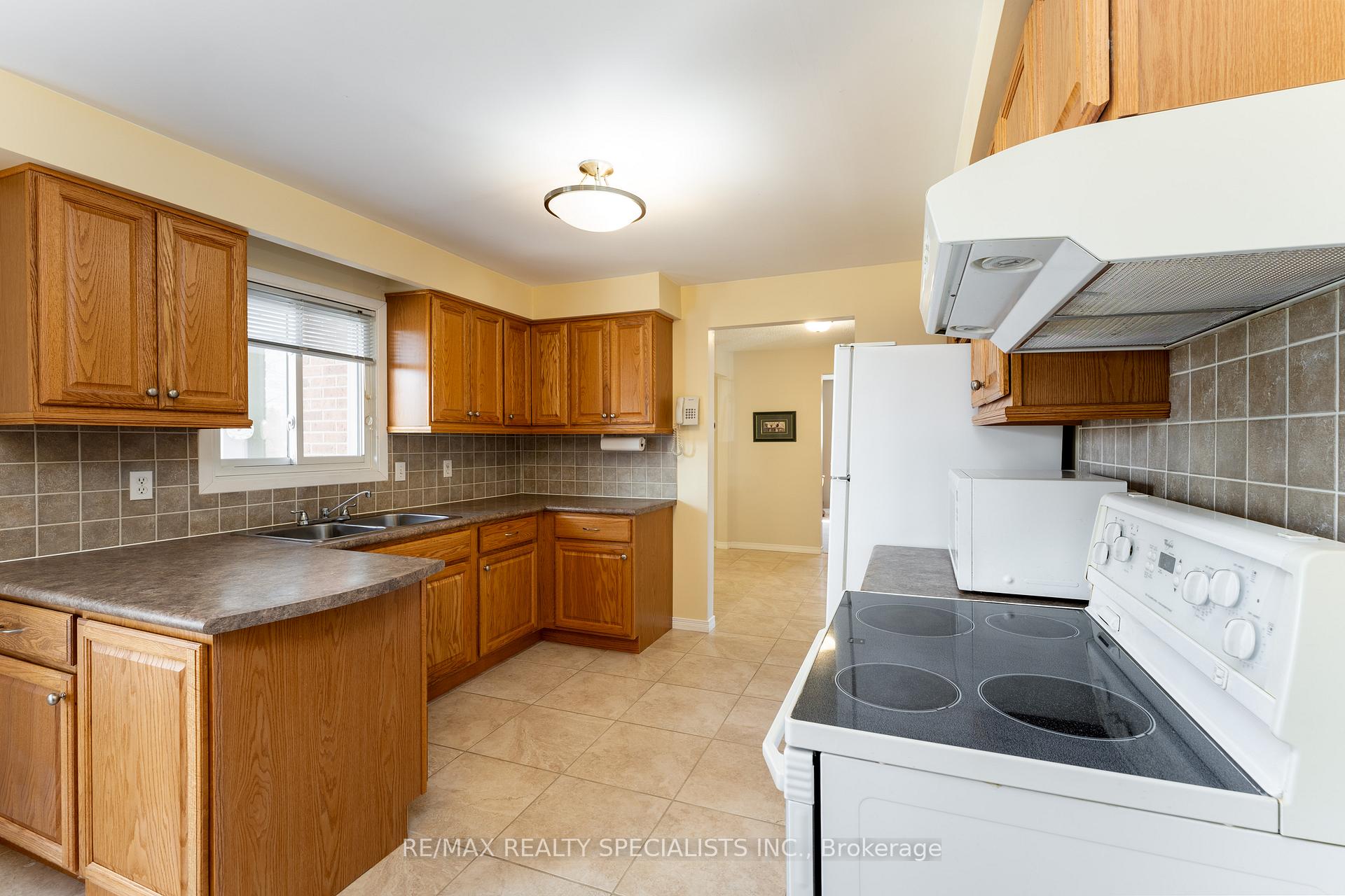 Photo 13 of 2459 Sinclair Circle, Burlington, Brant Hills — HOMEH