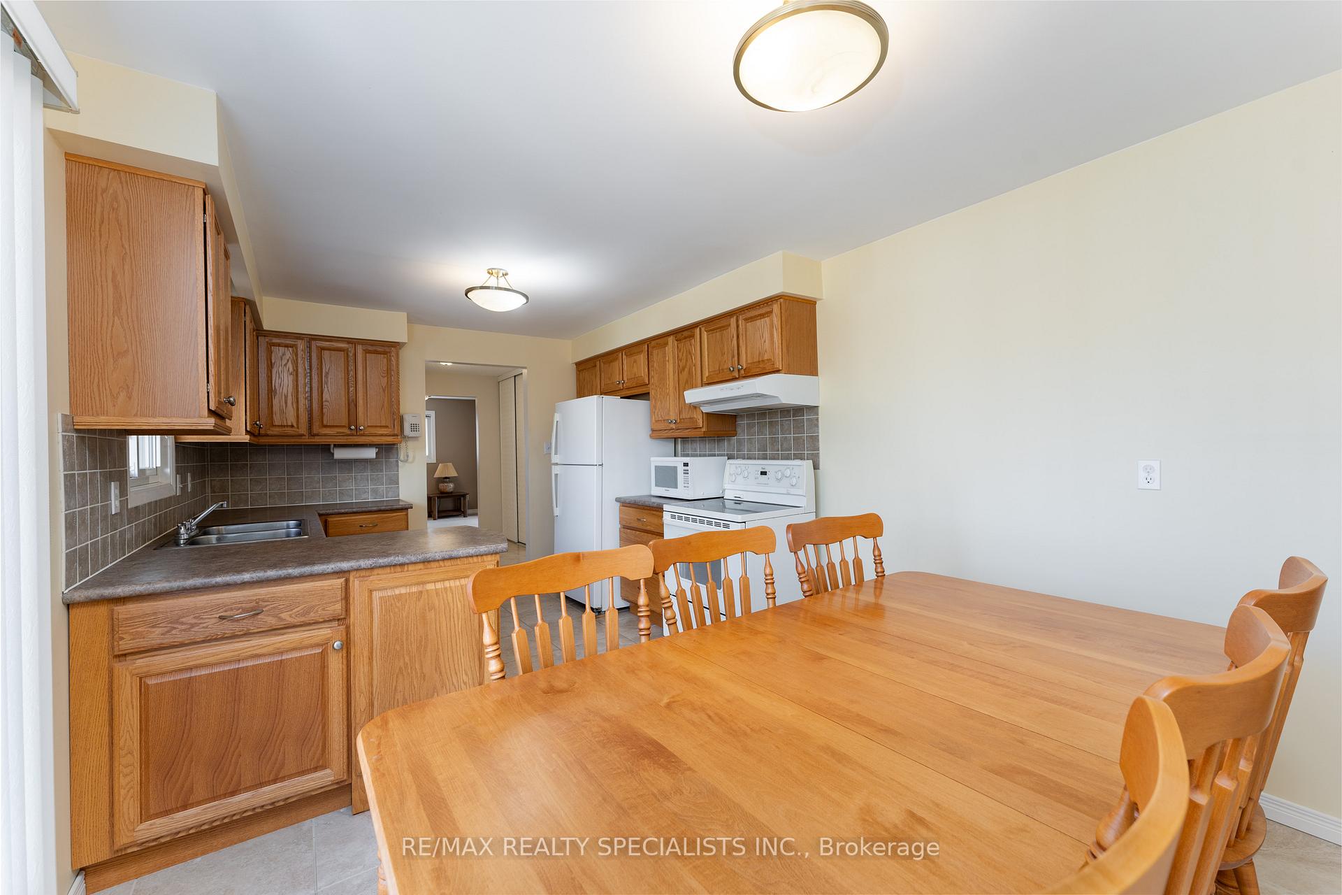 Photo 15 of 2459 Sinclair Circle, Burlington, Brant Hills — HOMEH