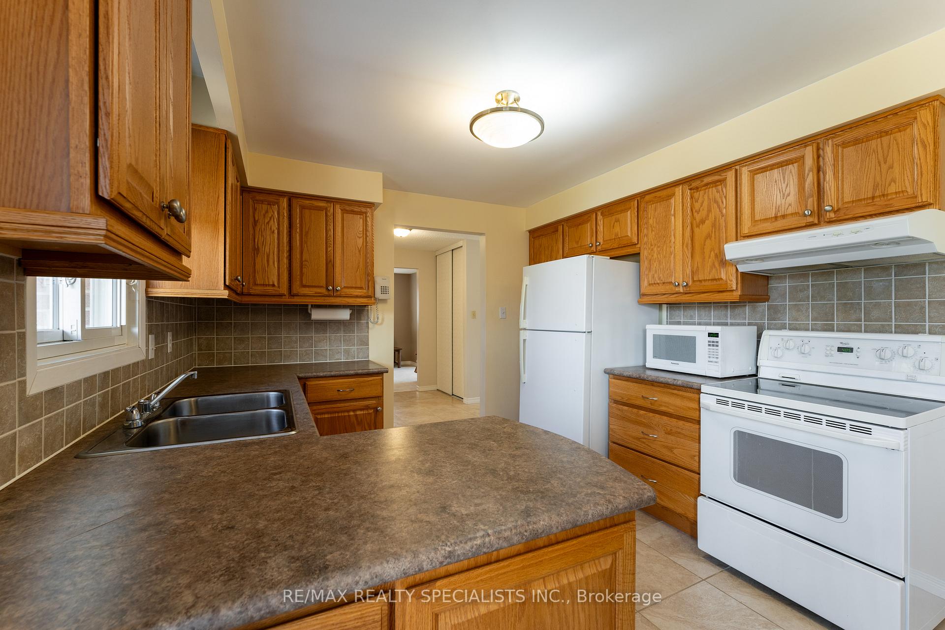 Photo 16 of 2459 Sinclair Circle, Burlington, Brant Hills — HOMEH