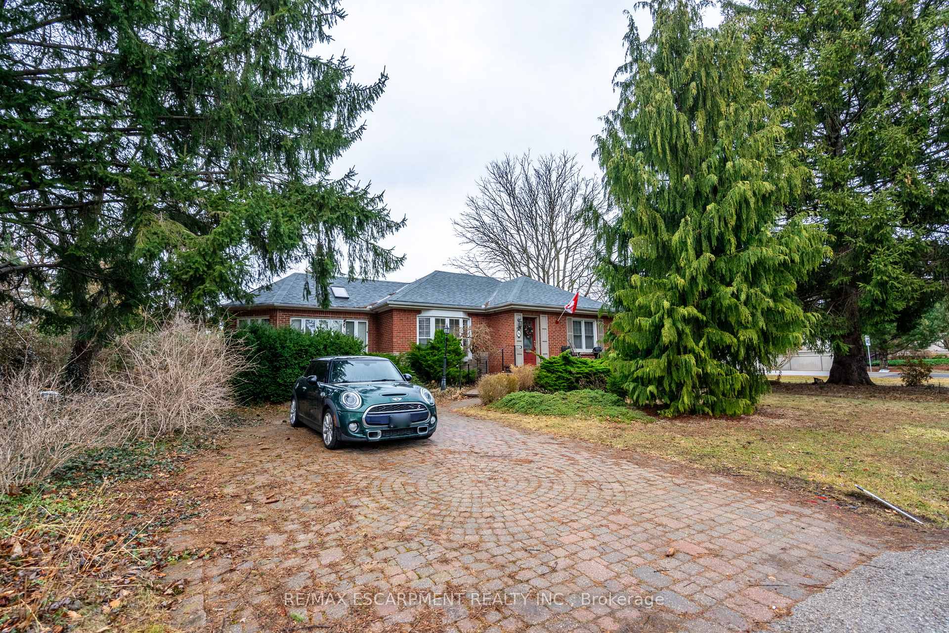 Front of 281 North Shore Boulevard W