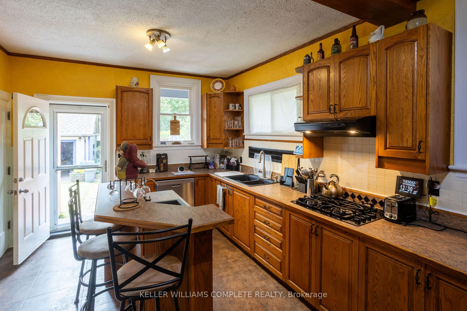 Photo 11 of 52 Balmoral Avenue S, Hamilton, Delta — HOMEH