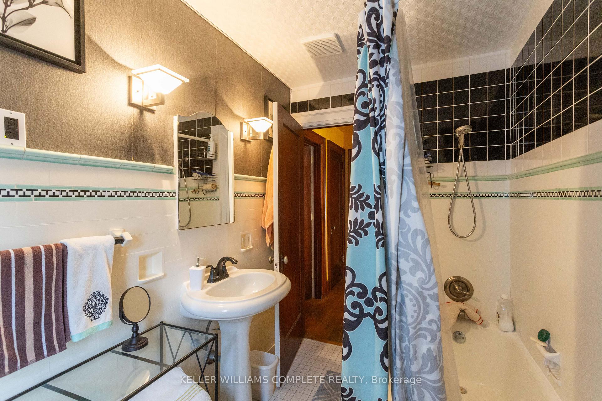 Photo 19 of 52 Balmoral Avenue S, Hamilton, Delta — HOMEH