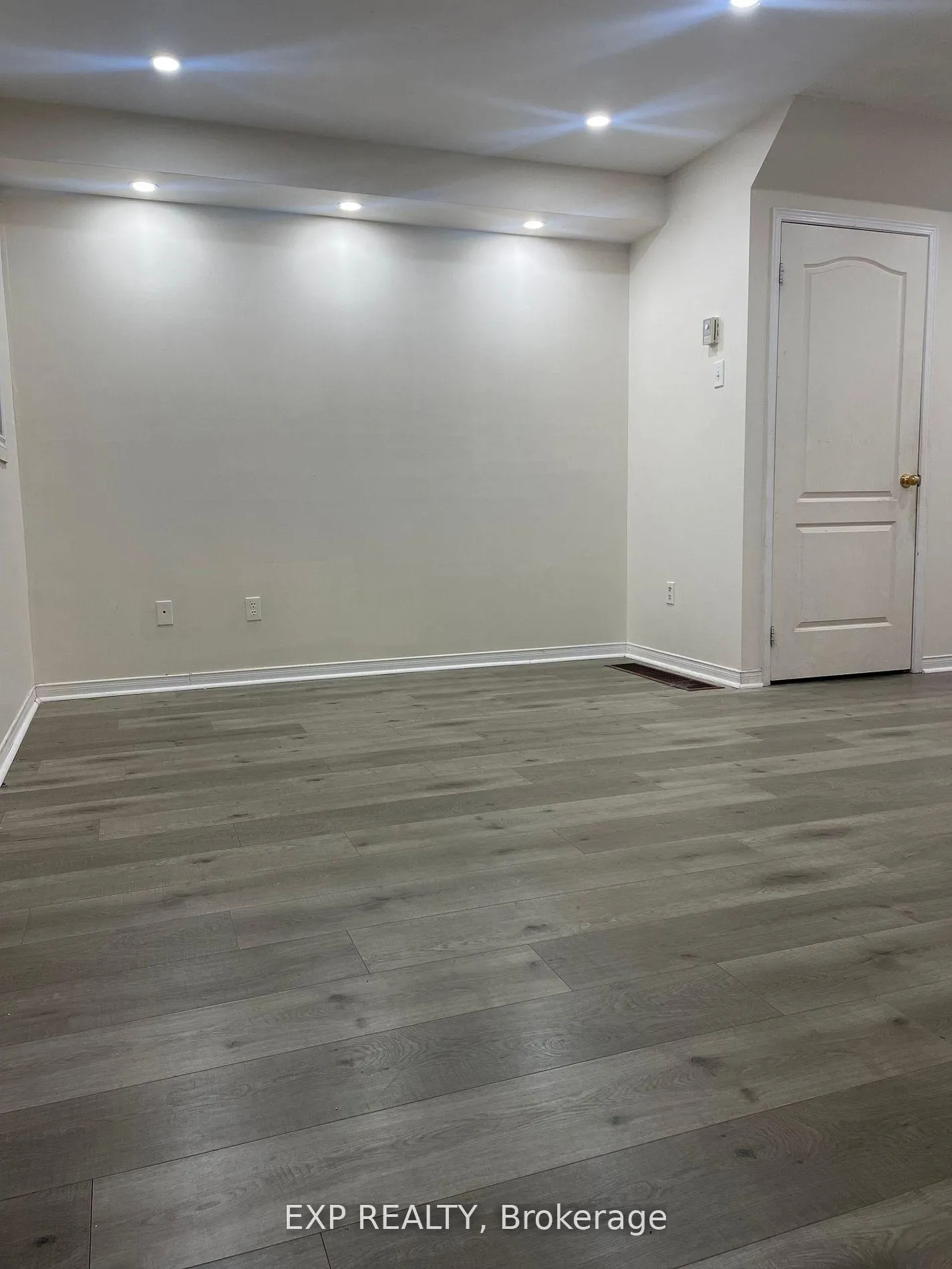Photo 4 of 28 Wicklow Road, Brampton, Credit Valley — HOMEH