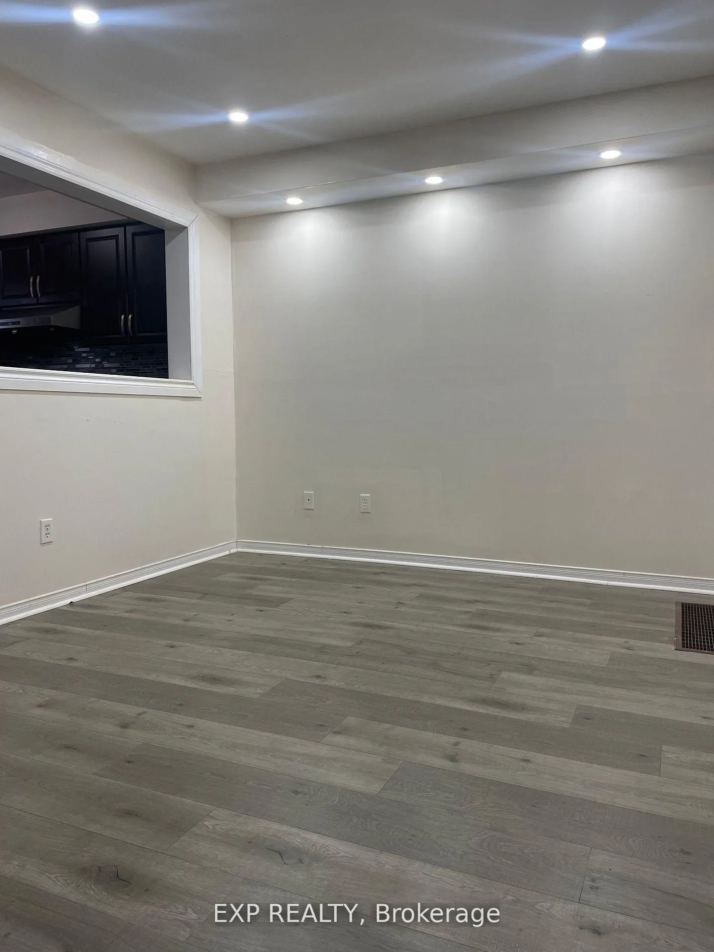 Photo 5 of 28 Wicklow Road, Brampton, Credit Valley — HOMEH