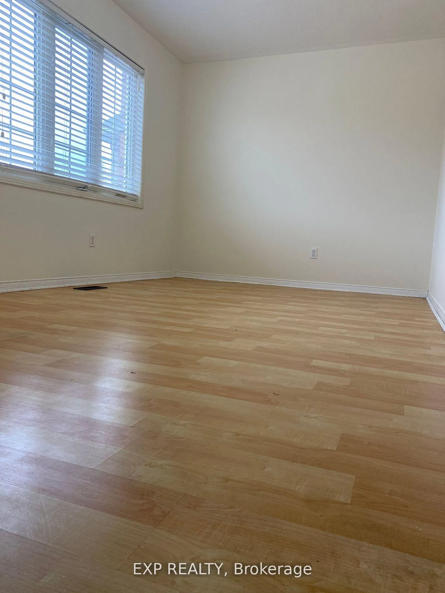 Photo 8 of 28 Wicklow Road, Brampton, Credit Valley — HOMEH