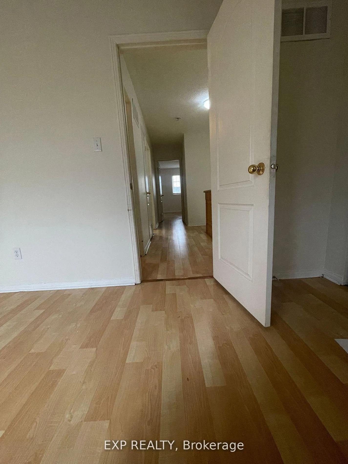 Photo 10 of 28 Wicklow Road, Brampton, Credit Valley — HOMEH