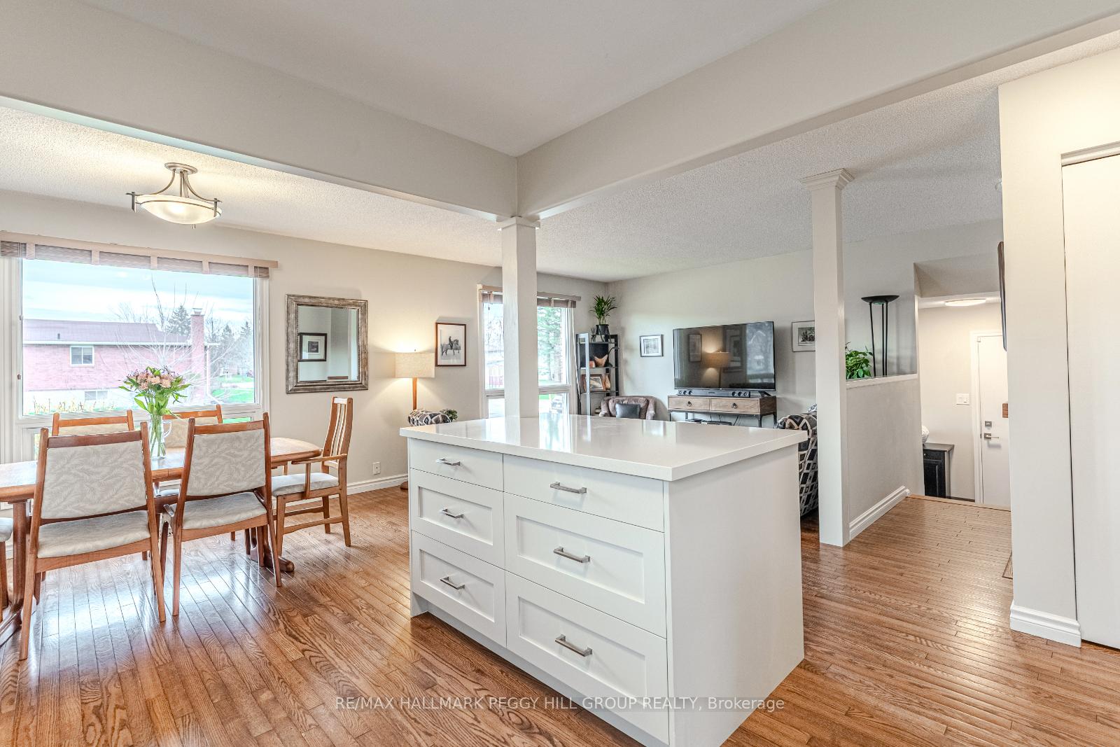 Photo 5 of 22 Coles Street, Barrie, Sunnidale — HOMEH