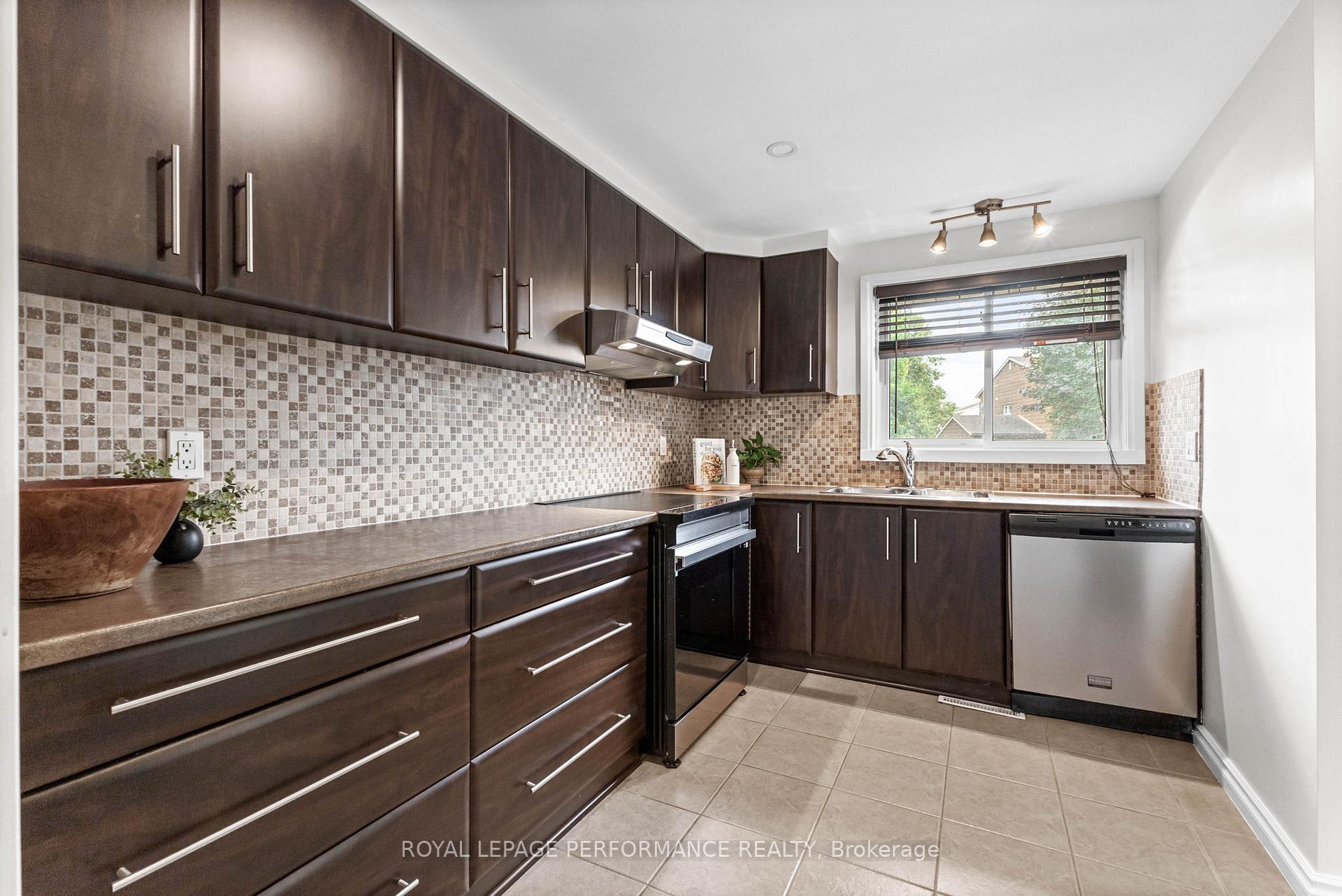 Photo 7 of 36 Berkshire Way, Ottawa, Barrhaven - Pheasant Run — HOMEH