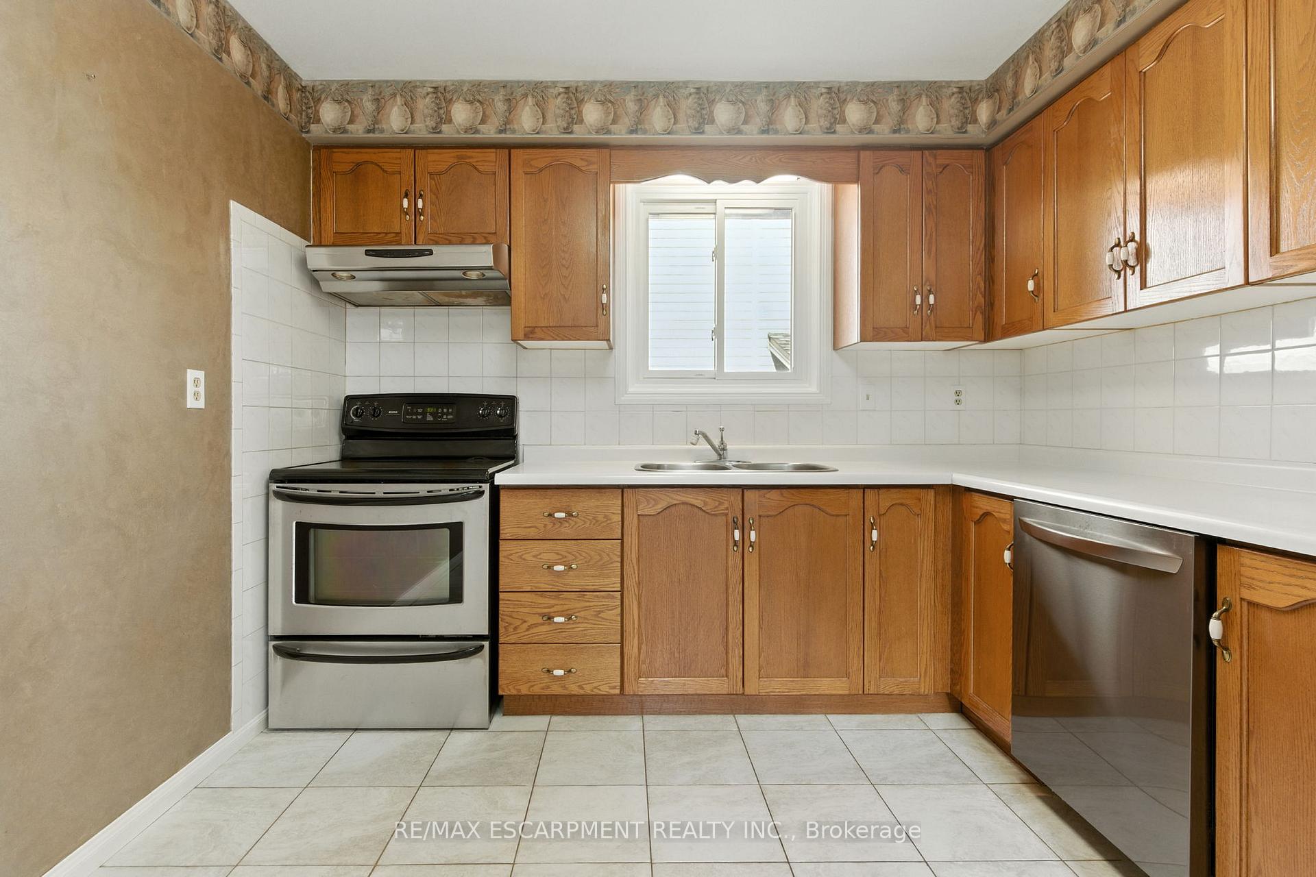 Photo 15 of 127 Beaverbrook Avenue, Hamilton, Broughton — HOMEH