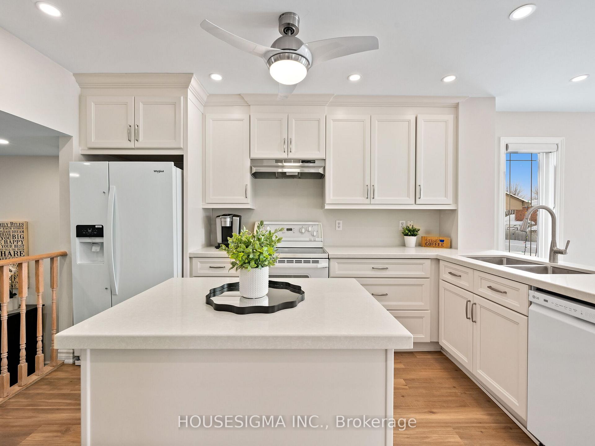 Photo 3 of 10 Willow Drive, Barrie, Holly — HOMEH