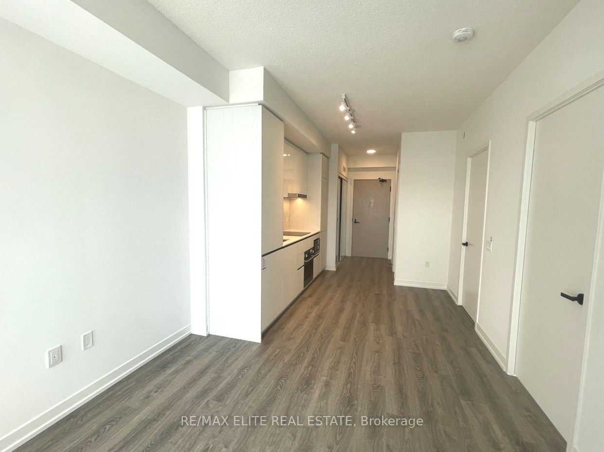 Photo 13 of Unit 5811, 8 Interchange Way, Vaughan, Vaughan Corporate Centre — HOMEH