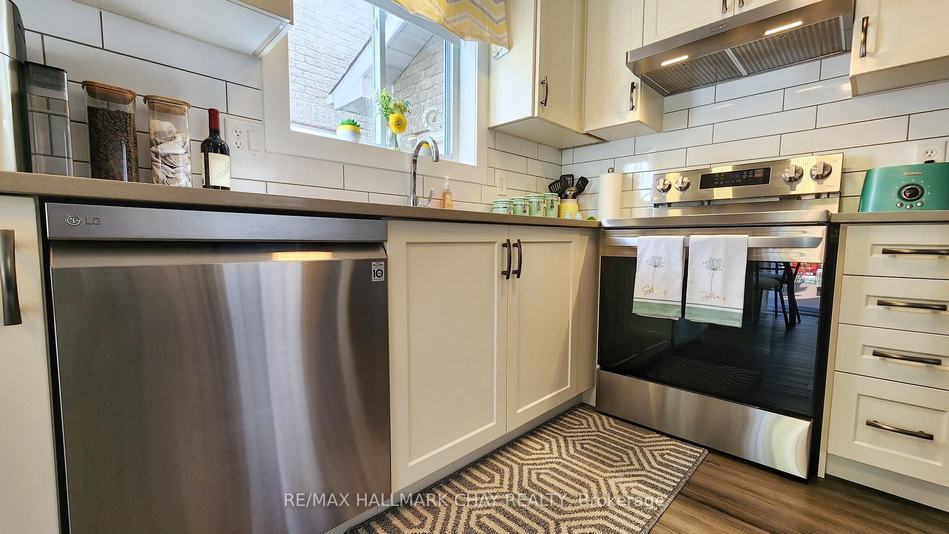 Photo 9 of 168 Sundew Drive, Barrie, Holly — HOMEH