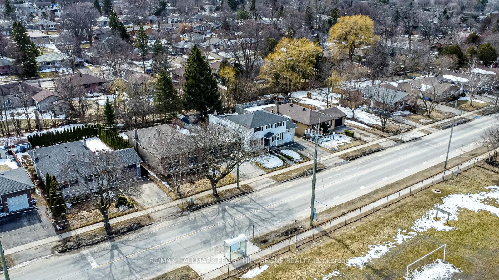 Photo 2 of 233 Grove Street E, Barrie, Wellington — HOMEH