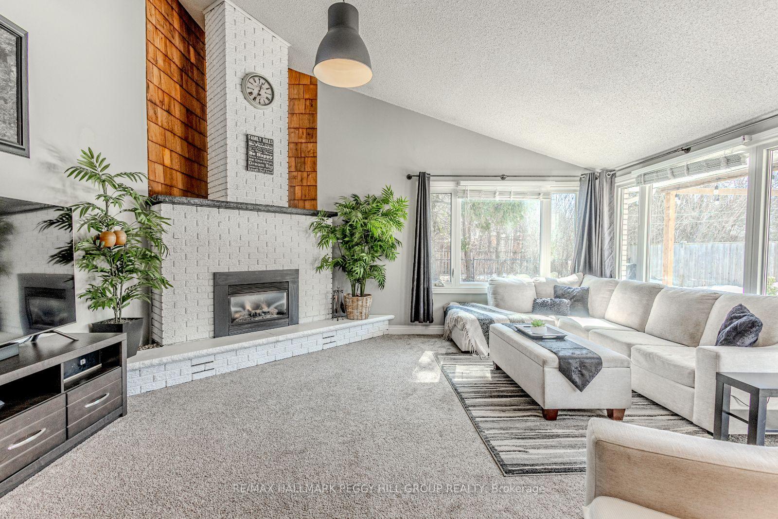 Photo 3 of 233 Grove Street E, Barrie, Wellington — HOMEH