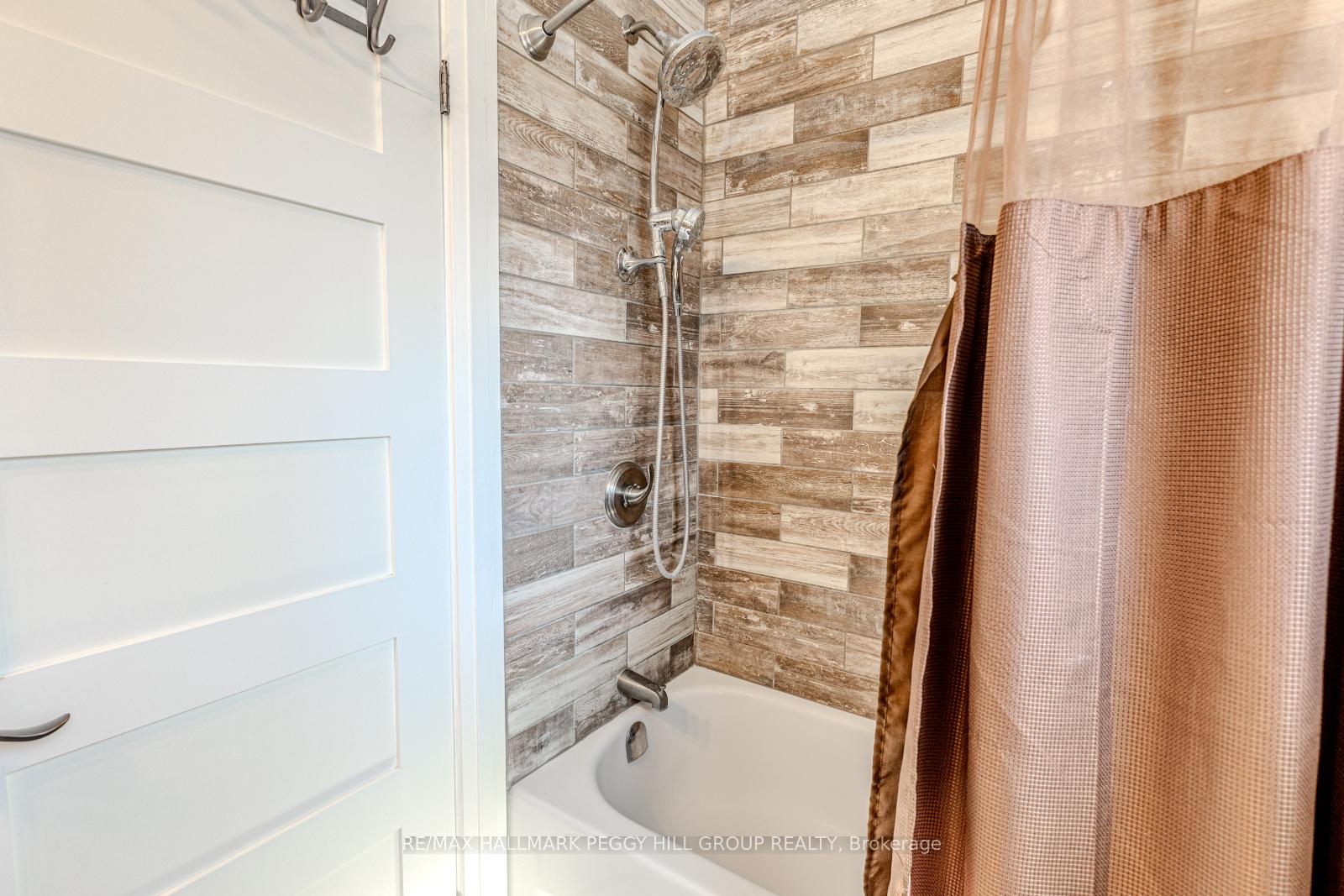 Photo 15 of 233 Grove Street E, Barrie, Wellington — HOMEH