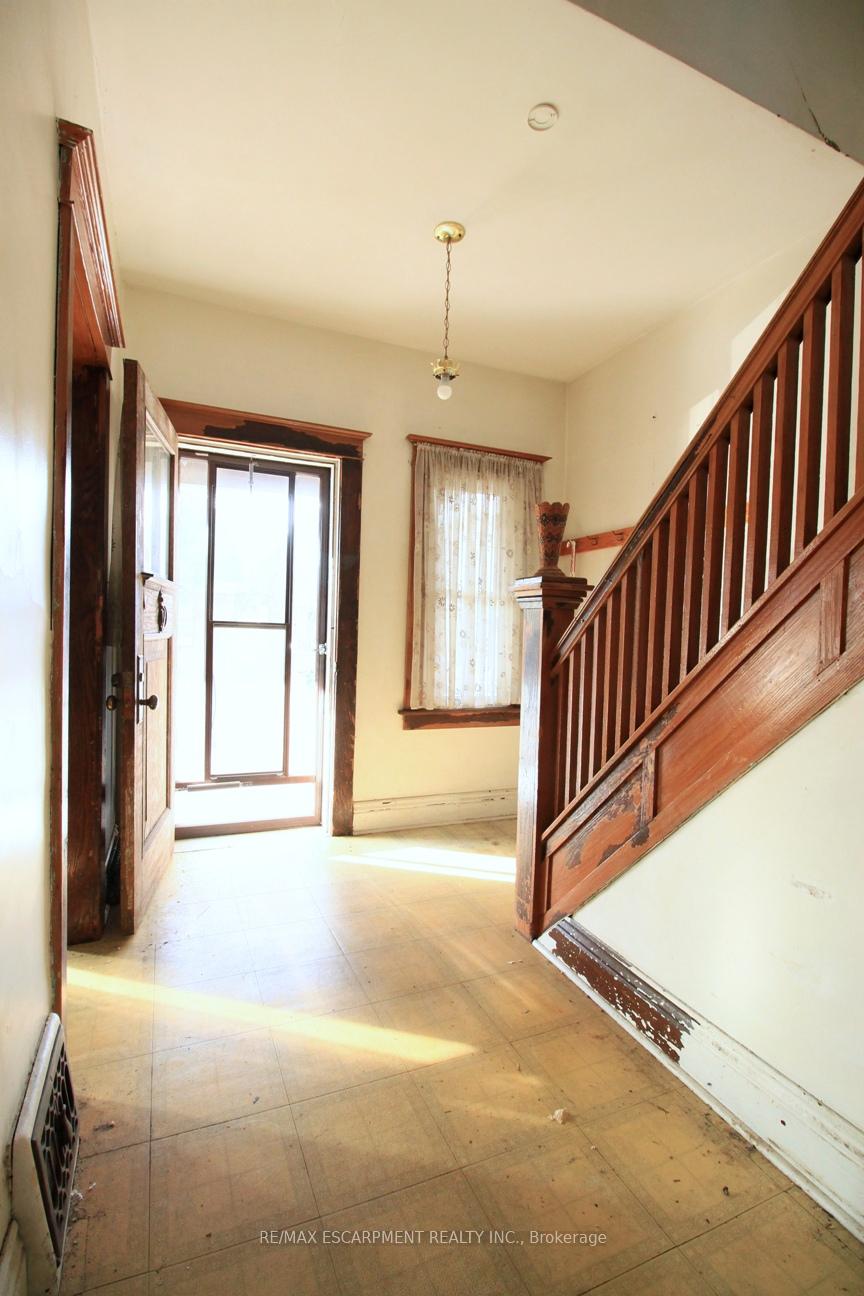 Photo 8 of 112 Kensington Avenue N, Hamilton, Crown Point — HOMEH