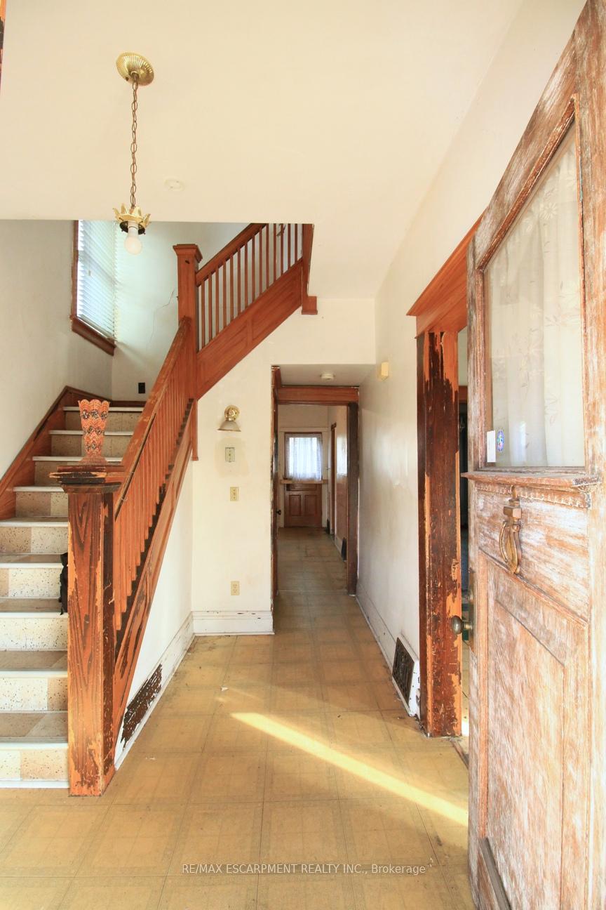 Photo 9 of 112 Kensington Avenue N, Hamilton, Crown Point — HOMEH