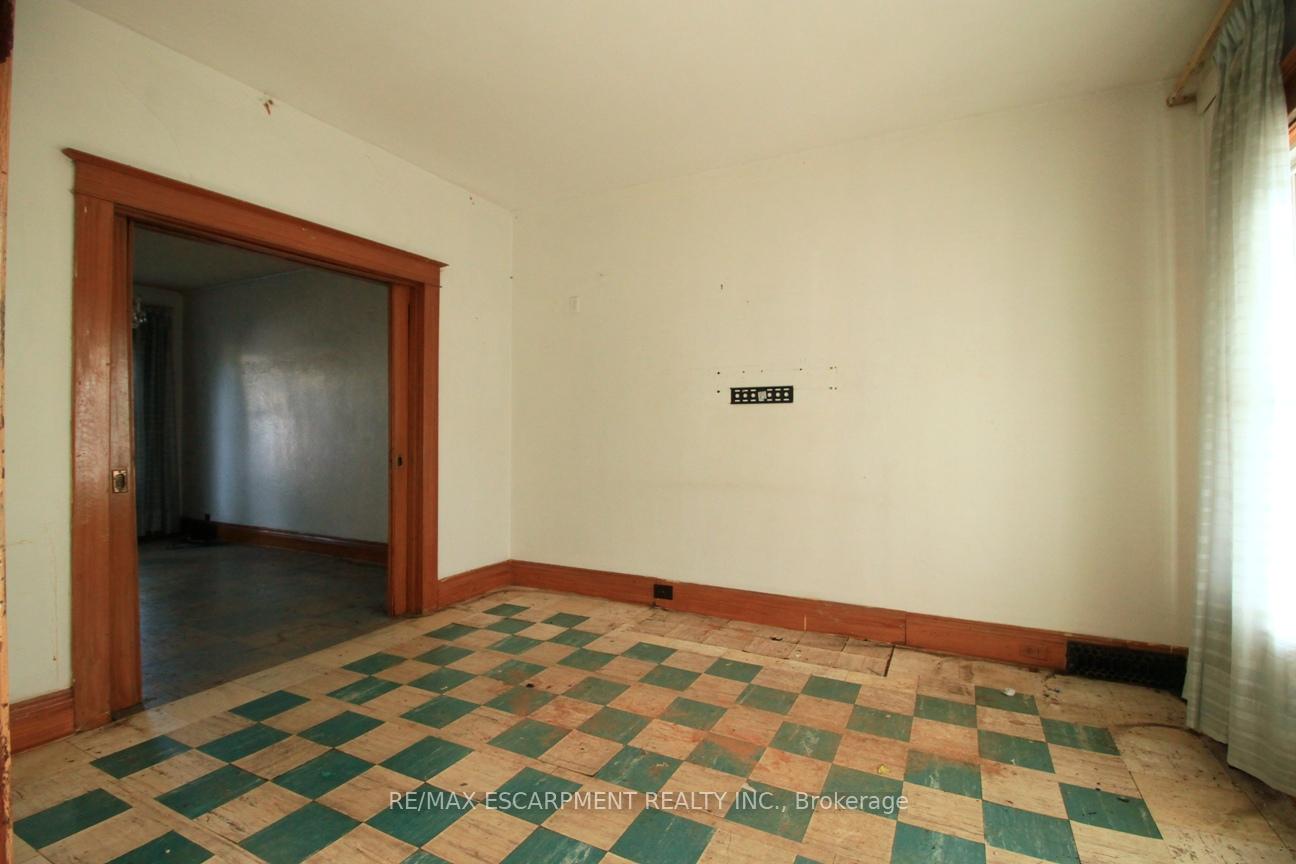 Photo 10 of 112 Kensington Avenue N, Hamilton, Crown Point — HOMEH