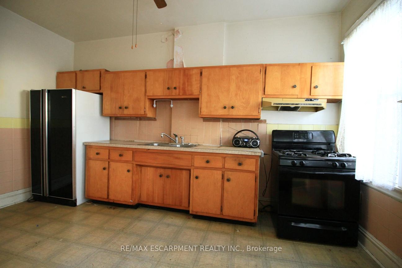 Photo 15 of 112 Kensington Avenue N, Hamilton, Crown Point — HOMEH