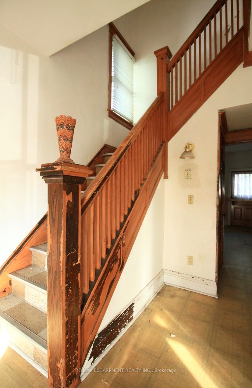 Photo 17 of 112 Kensington Avenue N, Hamilton, Crown Point — HOMEH