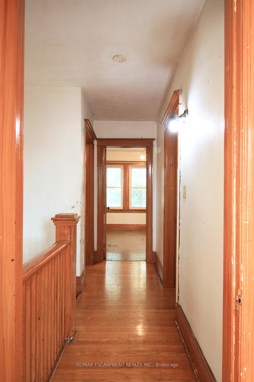 Photo 18 of 112 Kensington Avenue N, Hamilton, Crown Point — HOMEH