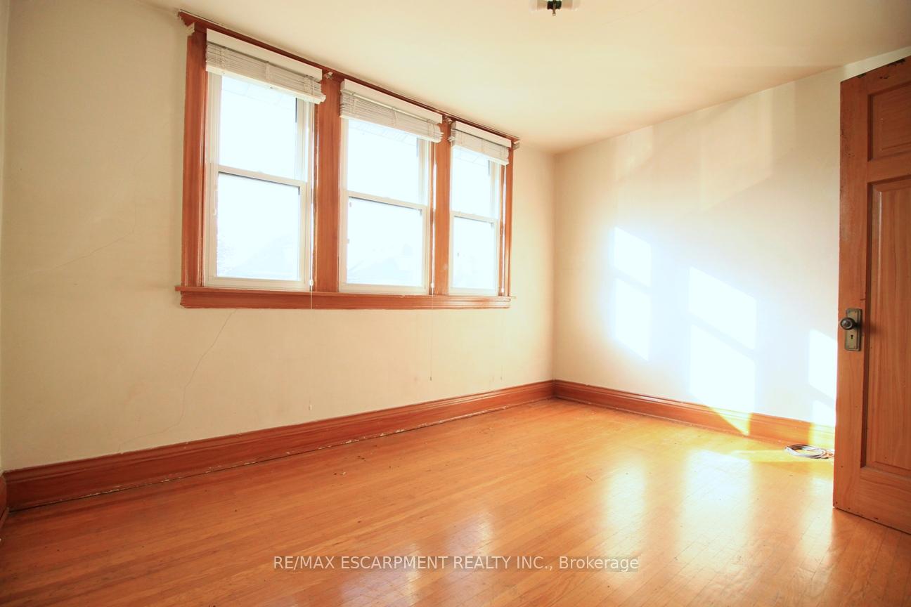 Photo 19 of 112 Kensington Avenue N, Hamilton, Crown Point — HOMEH