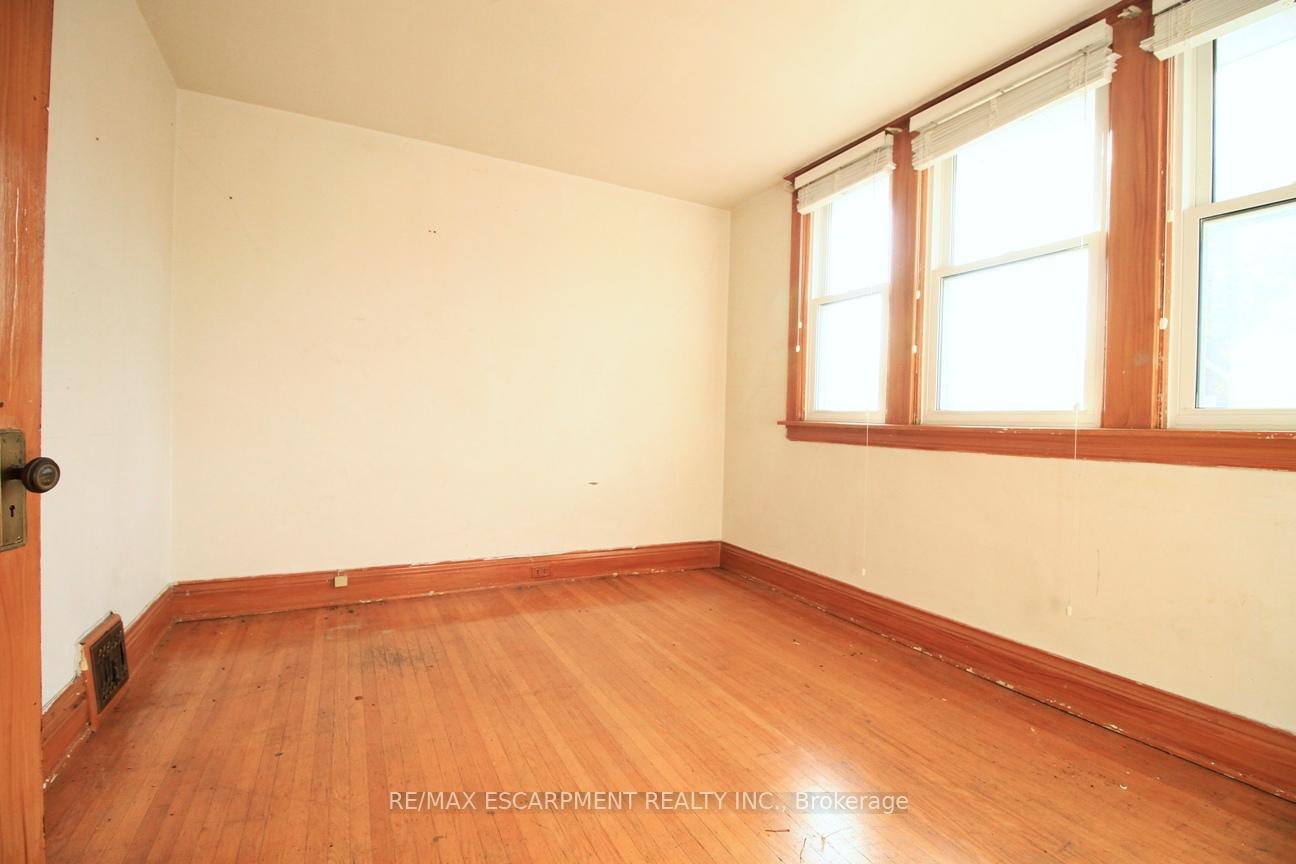 Photo 20 of 112 Kensington Avenue N, Hamilton, Crown Point — HOMEH