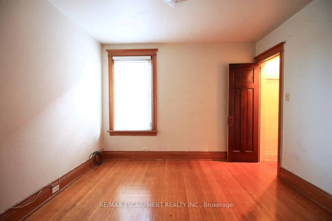 Photo 21 of 112 Kensington Avenue N, Hamilton, Crown Point — HOMEH