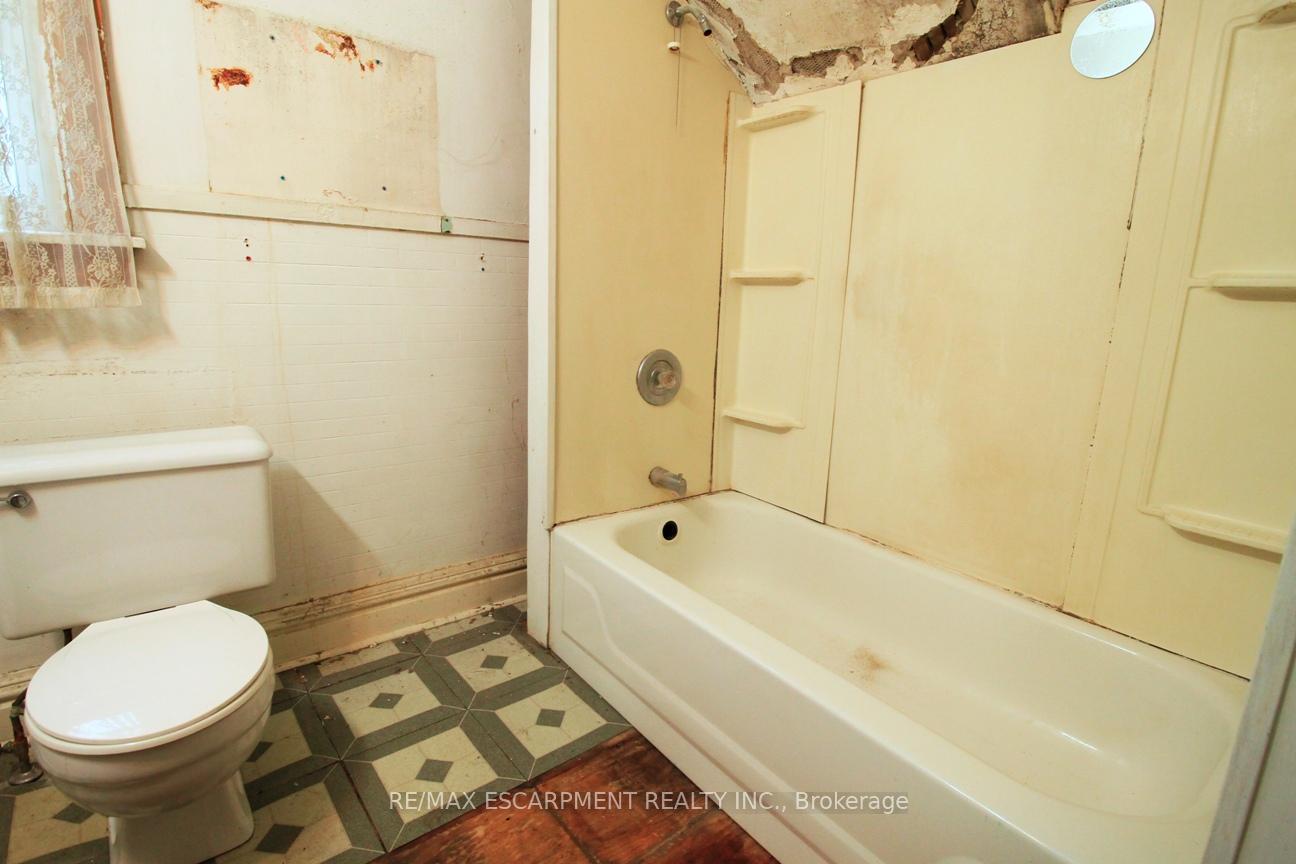 Photo 25 of 112 Kensington Avenue N, Hamilton, Crown Point — HOMEH