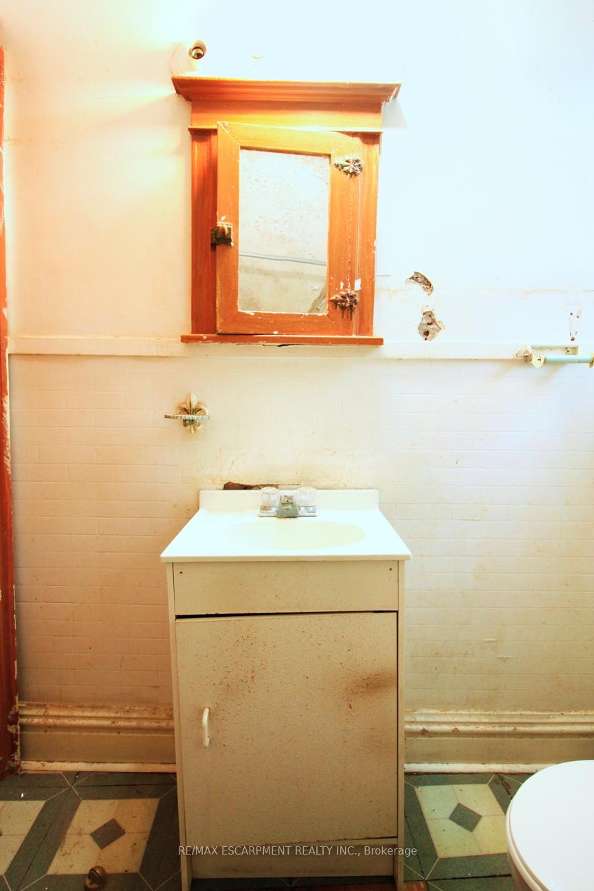 Photo 26 of 112 Kensington Avenue N, Hamilton, Crown Point — HOMEH