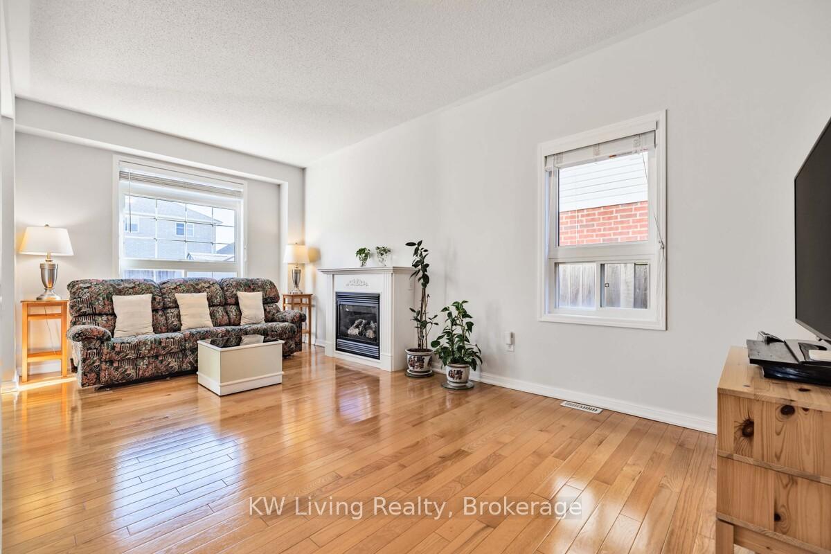 Photo 7 of 17 Charlemagne Avenue, Barrie, Innis-Shore — HOMEH