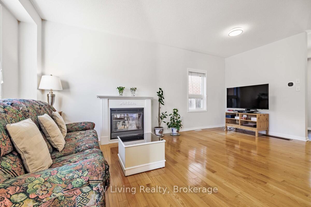 Photo 10 of 17 Charlemagne Avenue, Barrie, Innis-Shore — HOMEH