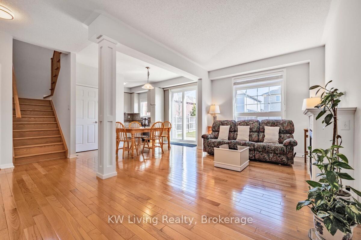 Photo 14 of 17 Charlemagne Avenue, Barrie, Innis-Shore — HOMEH